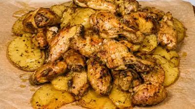 Alitas de pollo con patatas al horno