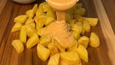 Patatas fritas crujientes en freidora de aire