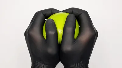 Cómo partir una manzana con las manos