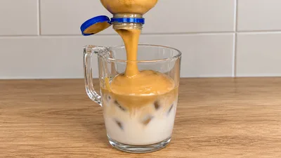 Café dalgona con una botella de plástico