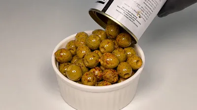 Aceitunas aliñadas en el bote