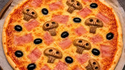 Pizza de Halloween con calaveras de champiñon