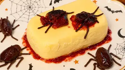 Tarta de queso con cucarachas para Halloween